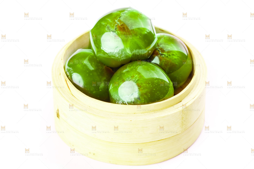 蒸笼里放着艾草青团