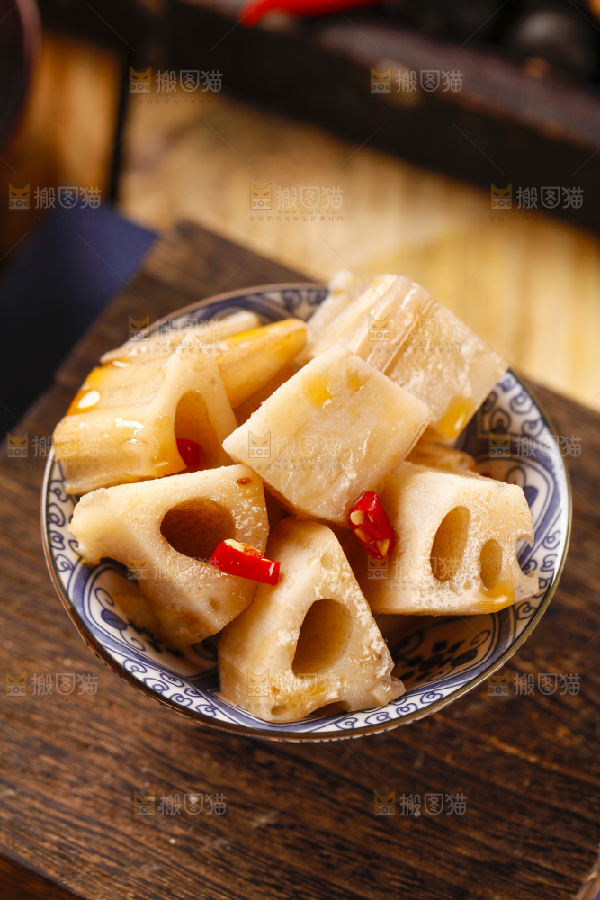 盘子里装着卤藕丁