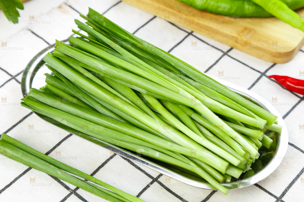 碟子里装着鲜嫩韭菜