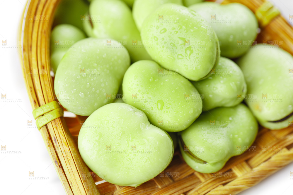 竹篮里装着蚕豆