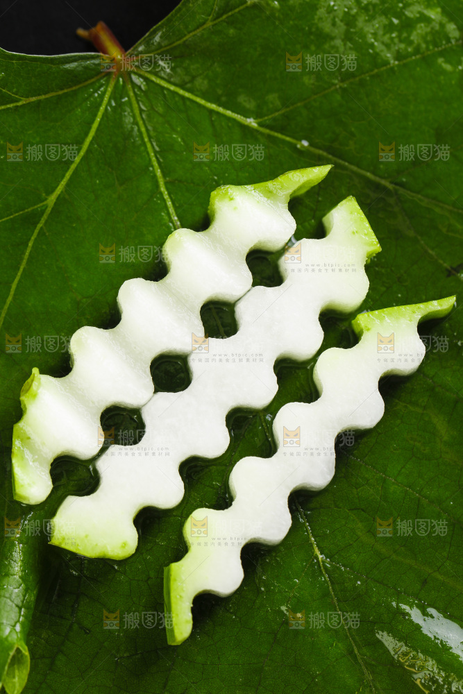 绿叶上放着切丝的瓠子瓜