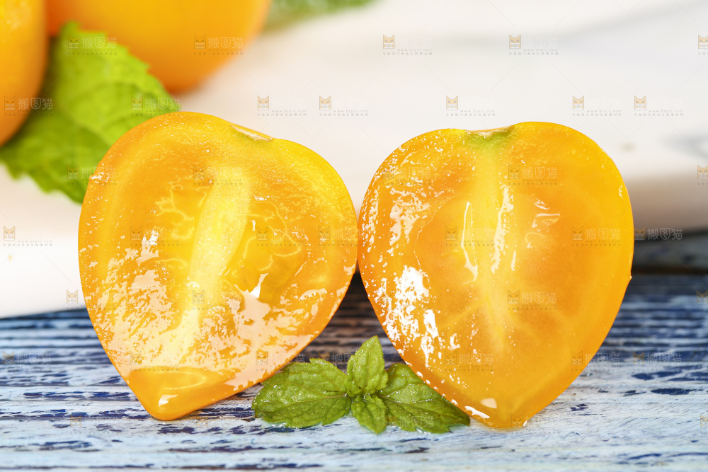 白底上摆放着黄金圣女果