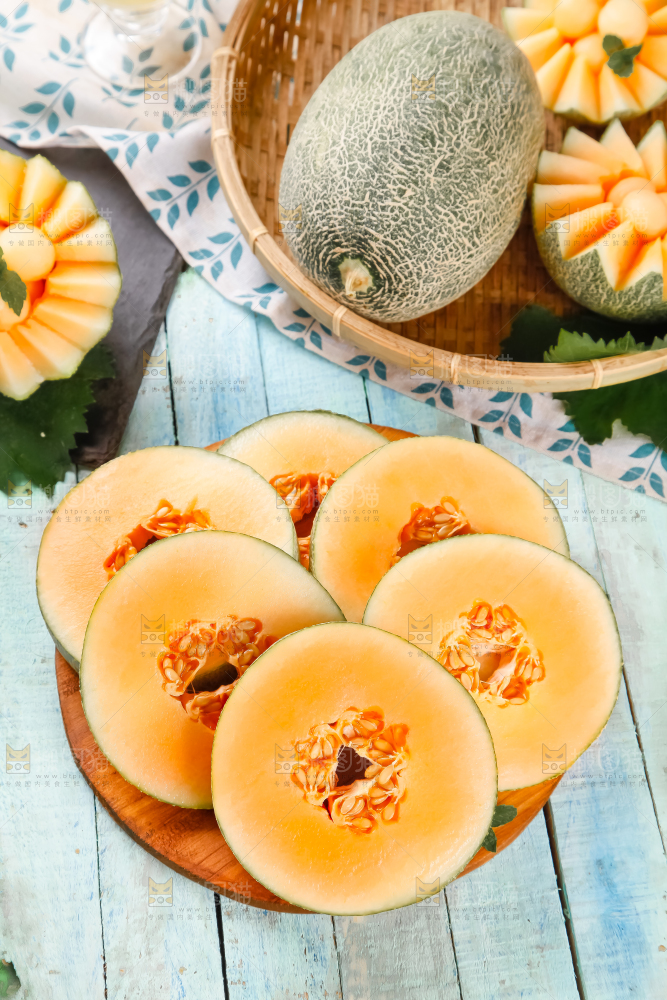 木底上摆放着网纹瓜