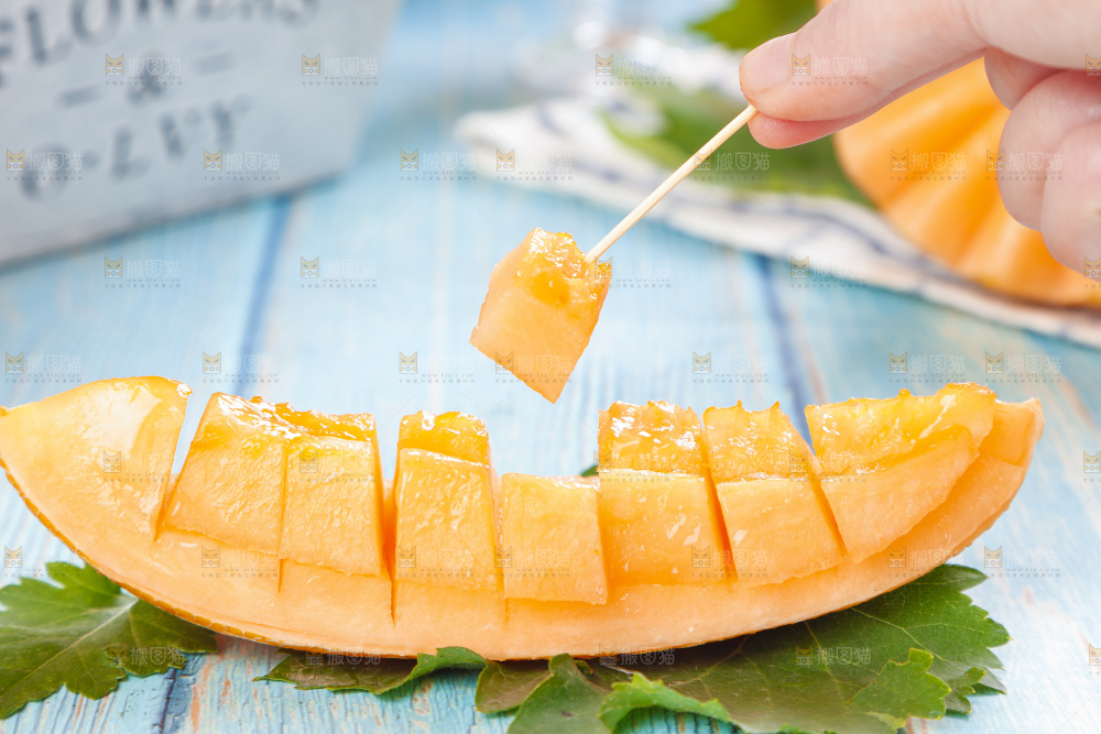 手里拿着冰火蜜瓜