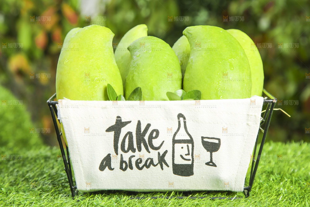 绿地上放着一篮芒果