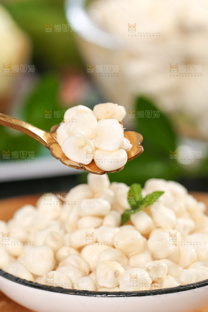 盘子里装着白玉米