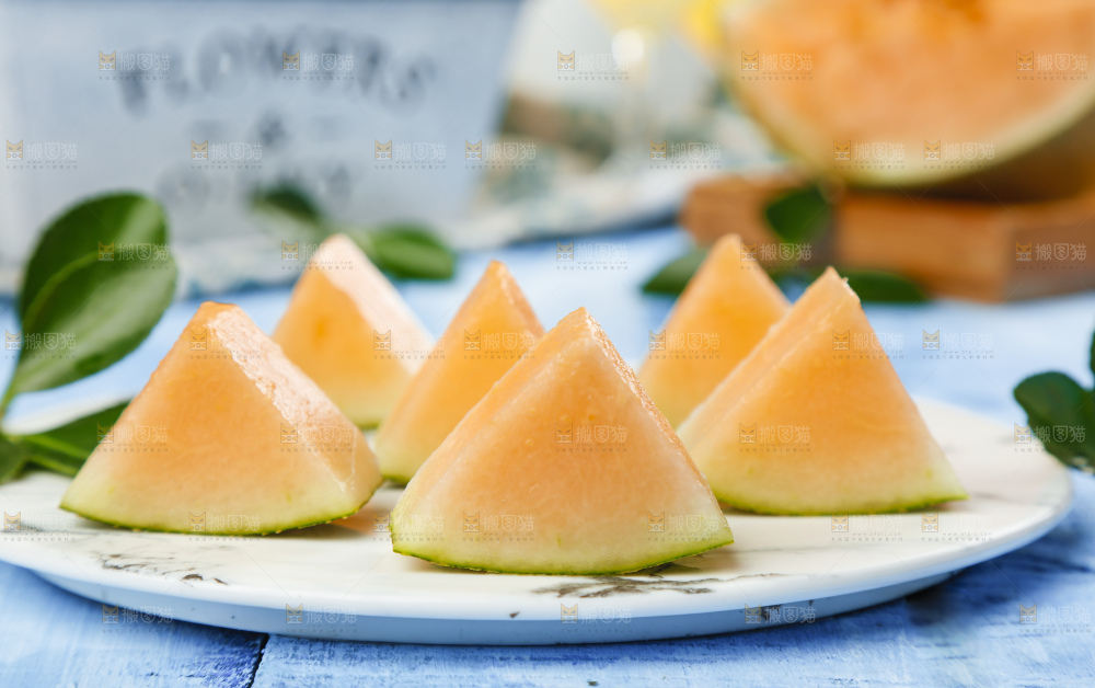 碟子里装着绿皮哈密瓜