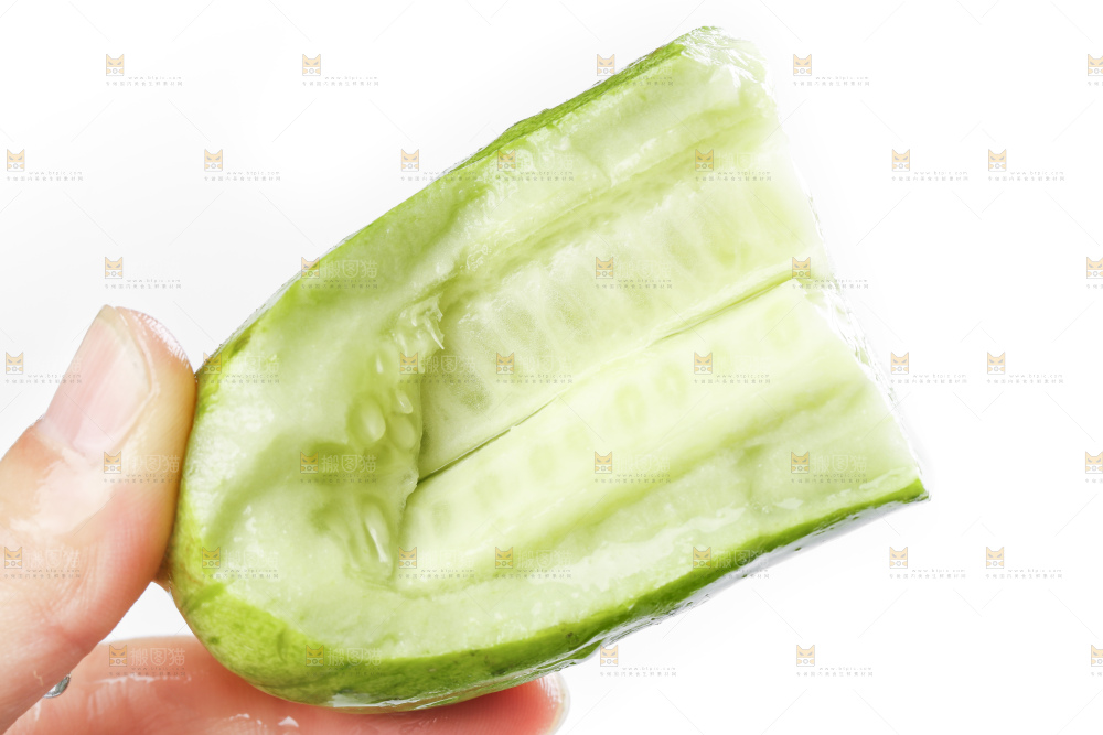 手里拿着黄瓜