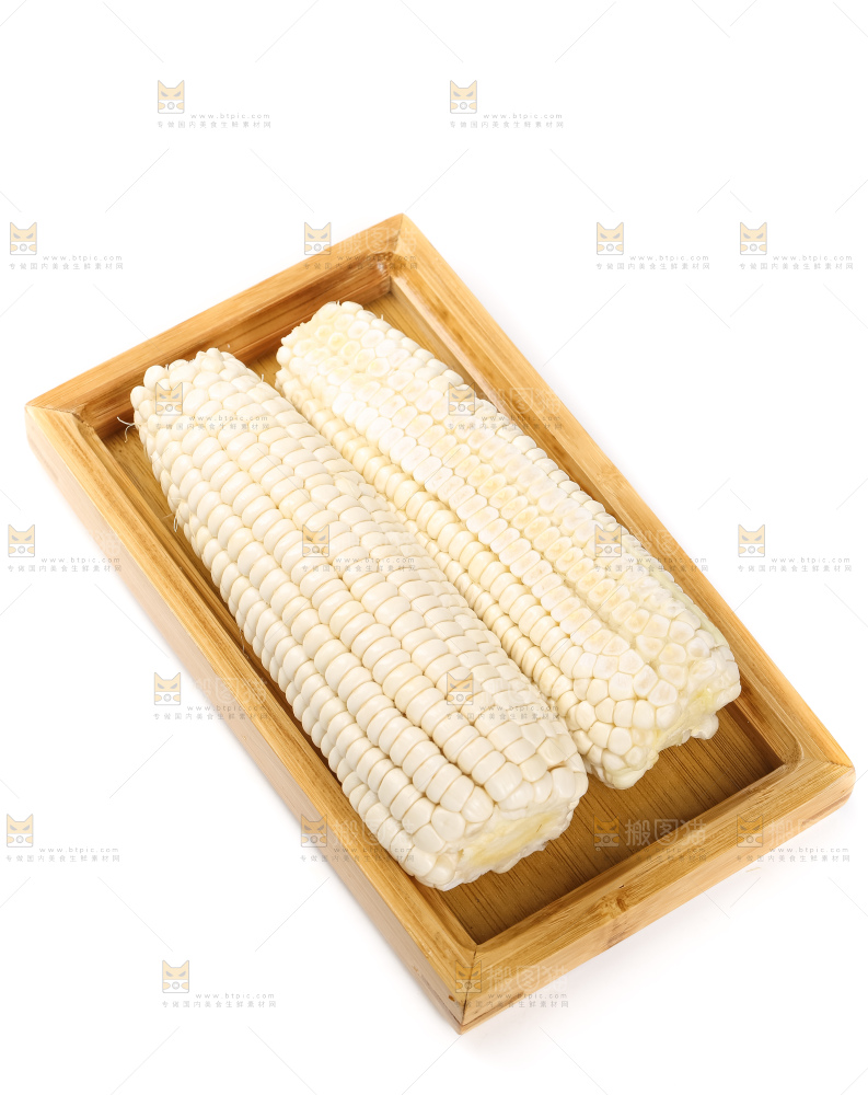 木盘子里放着白玉米