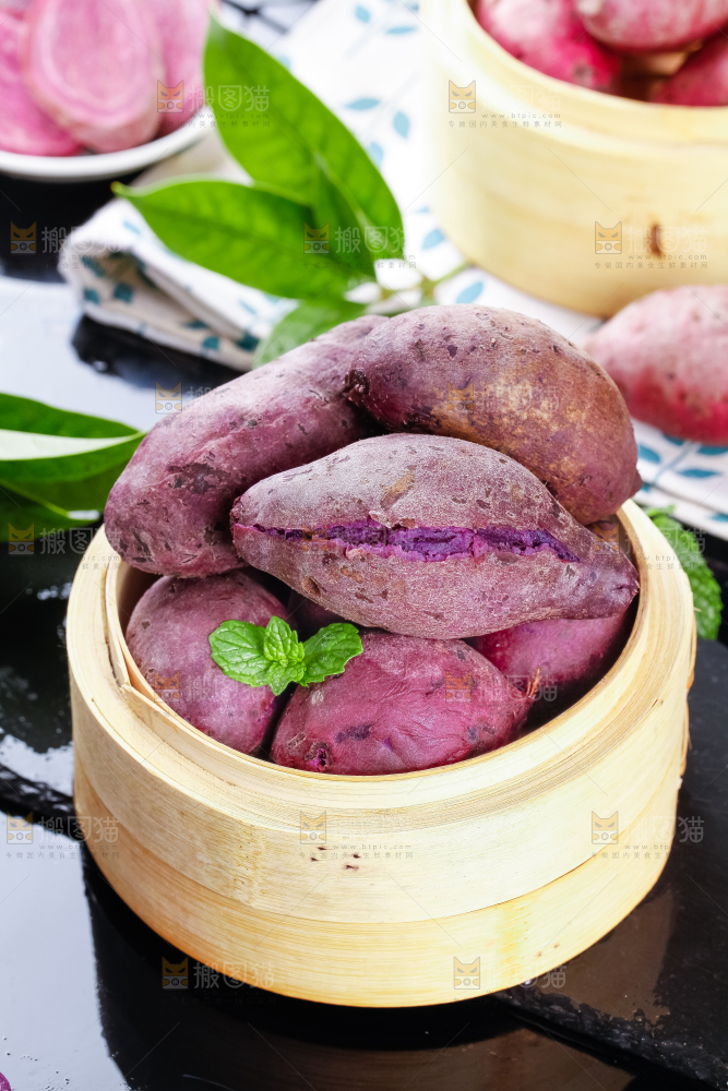 蒸笼里放着紫蜜薯