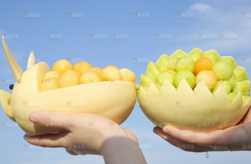 手里拿着东方蜜瓜