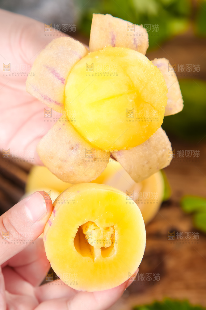 手里拿着黄心人参果