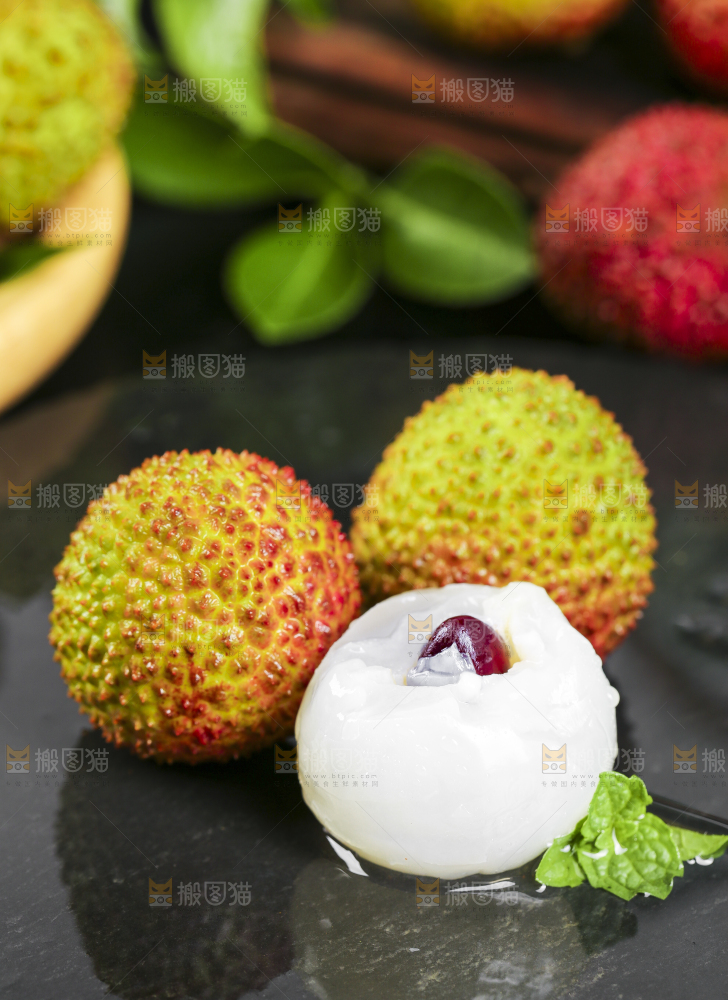 深底上摆放着妃子笑荔枝