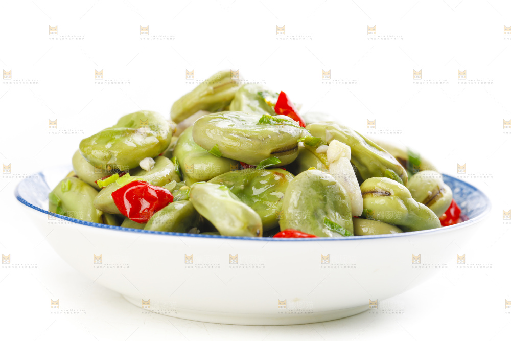 盘子里装着葱油蚕豆