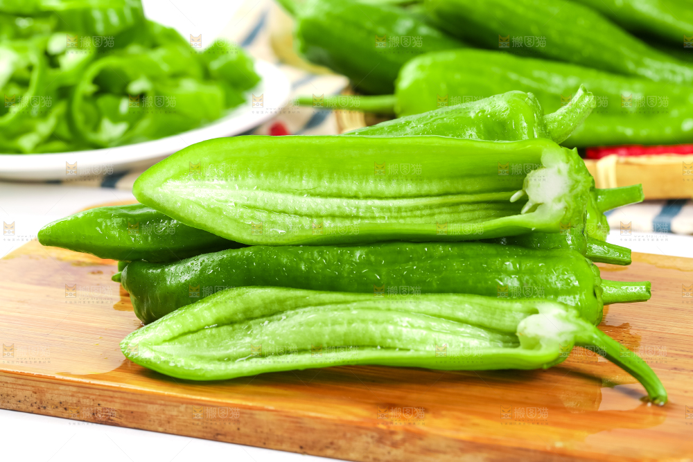 木板上放着新鲜土辣椒