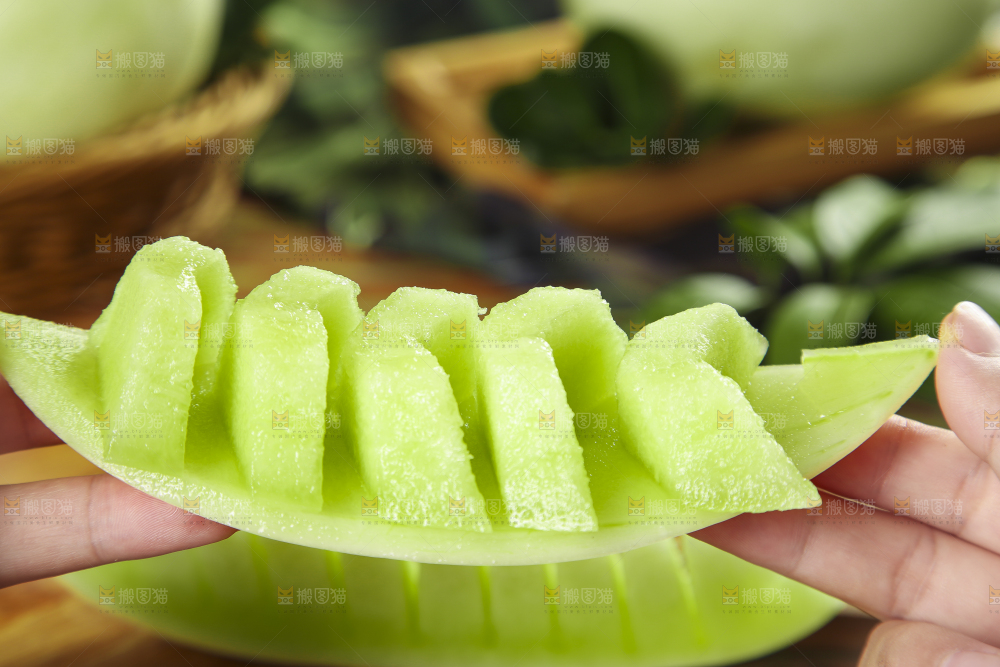 手里拿着玉菇甜瓜