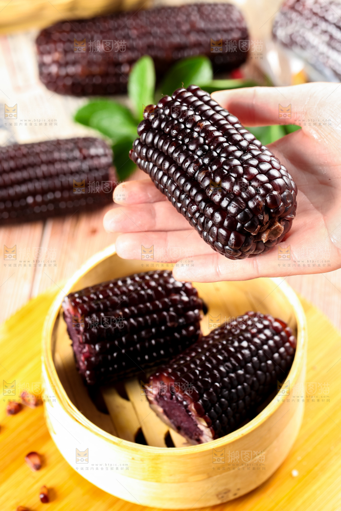 蒸笼里放着黑玉米