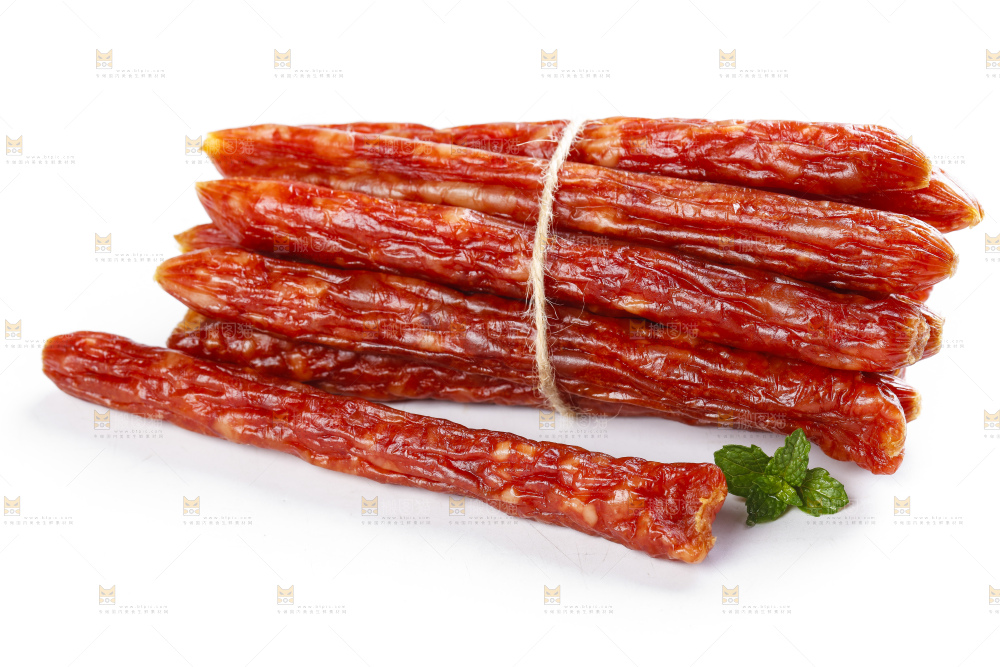 白底上摆放着腊肠