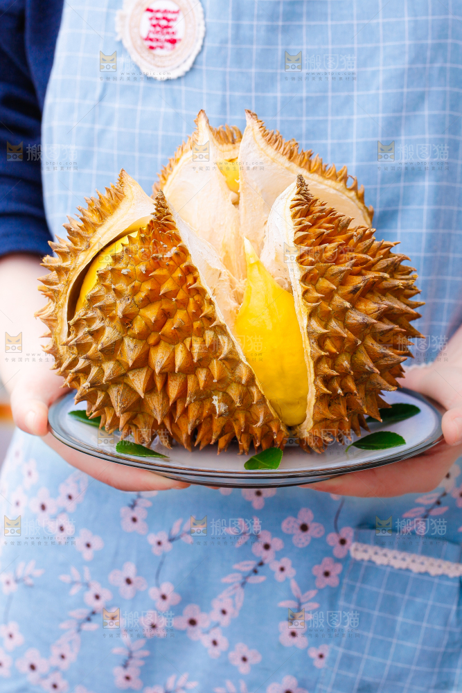 手里拿着榴莲
