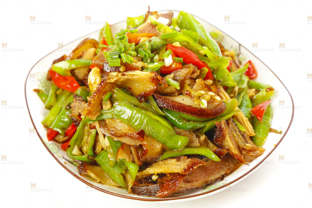 盘子里装着青椒炒肉