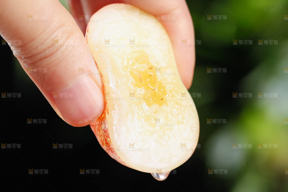 手里拿着纽扣油蟠桃