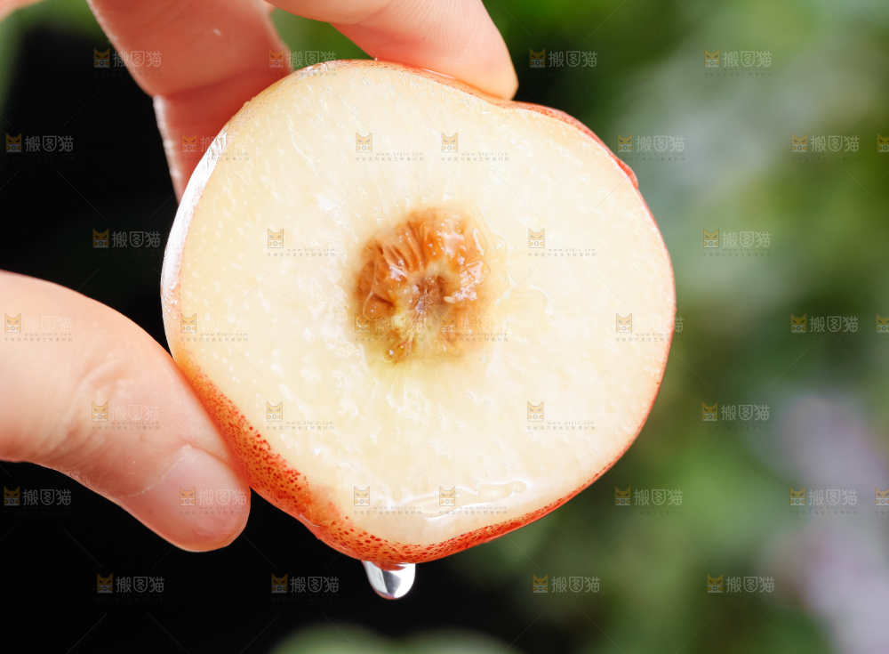 手里拿着纽扣油蟠桃