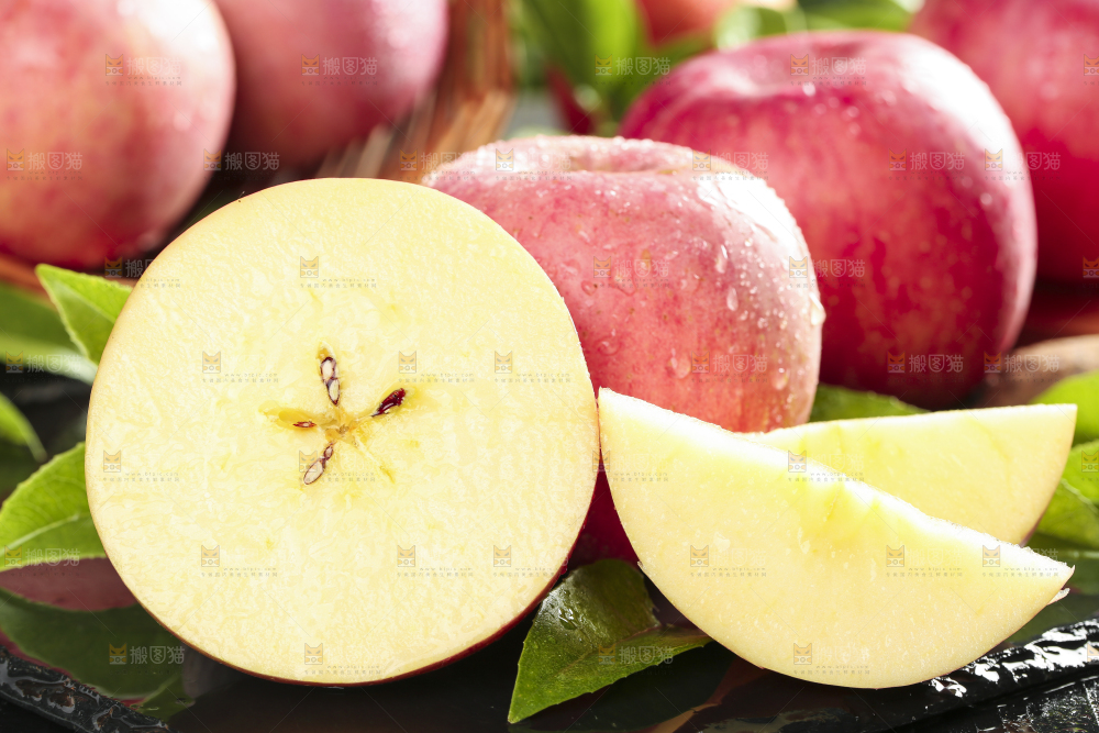 深底上放着苹果