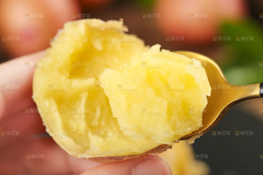 手里拿着红皮土豆