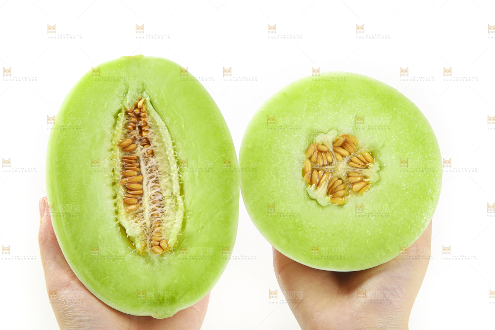 手里拿着玉菇甜瓜