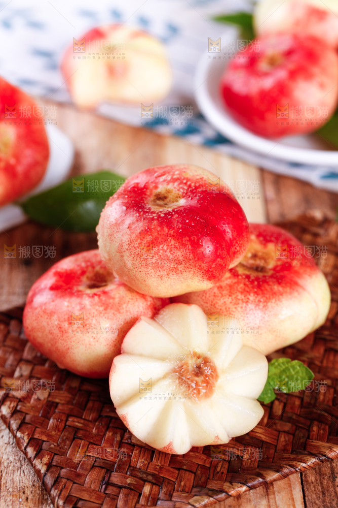 编织垫上放着纽扣蟠桃