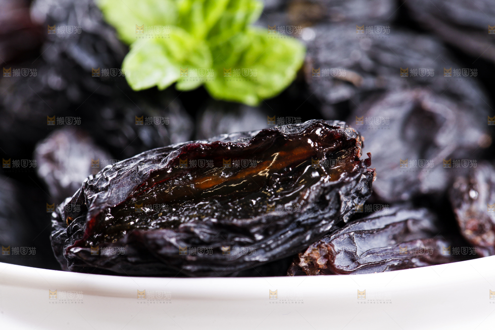 碟子里装着黑加仑葡萄干