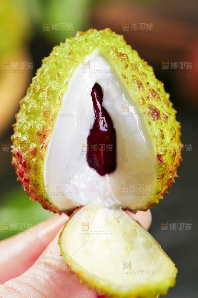 手里拿着海南妃子笑荔枝