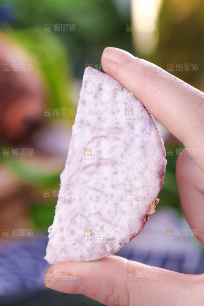 手里拿着紫藤芋头