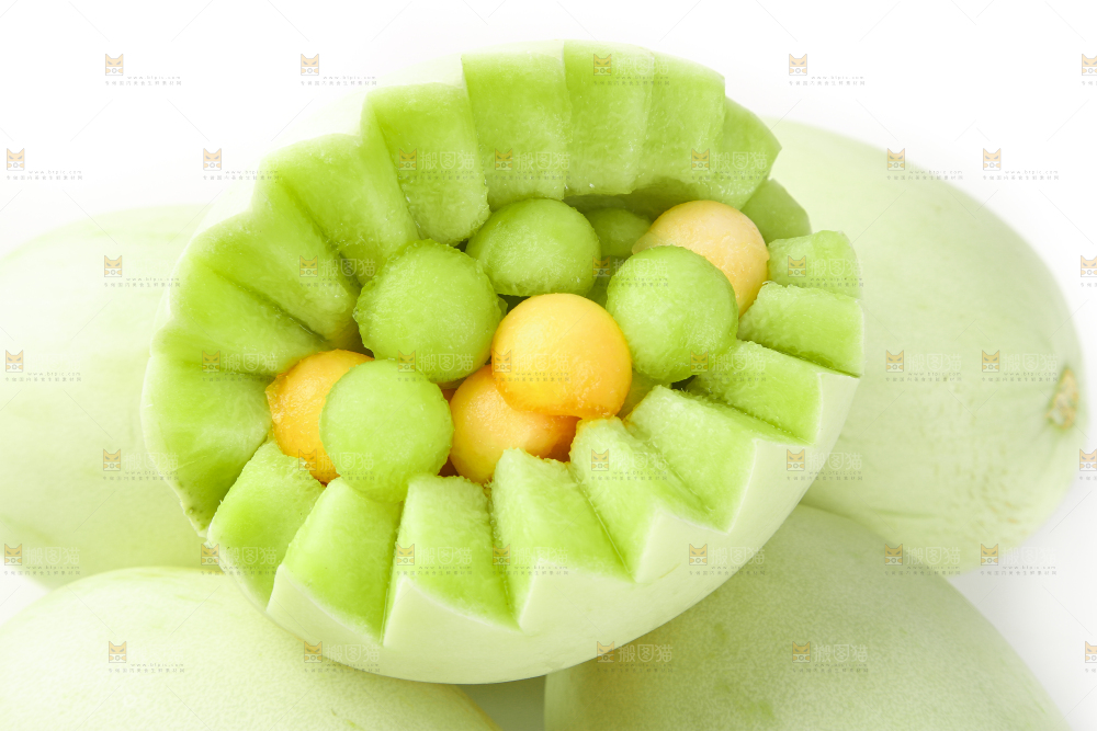 白底上摆放着玉菇蜜瓜