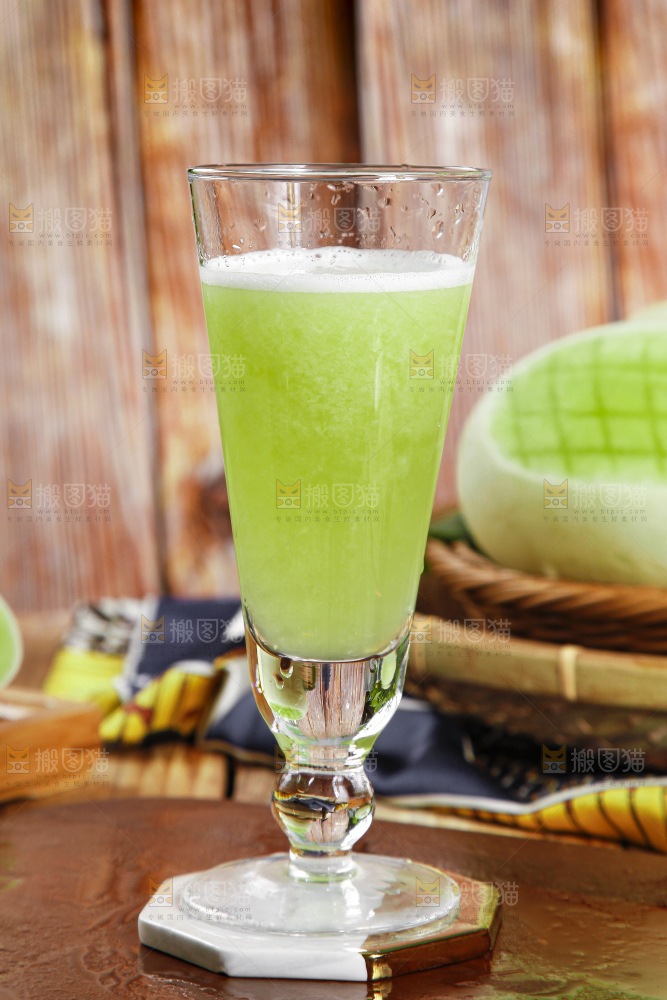 杯子里装着玉菇甜瓜榨的果汁