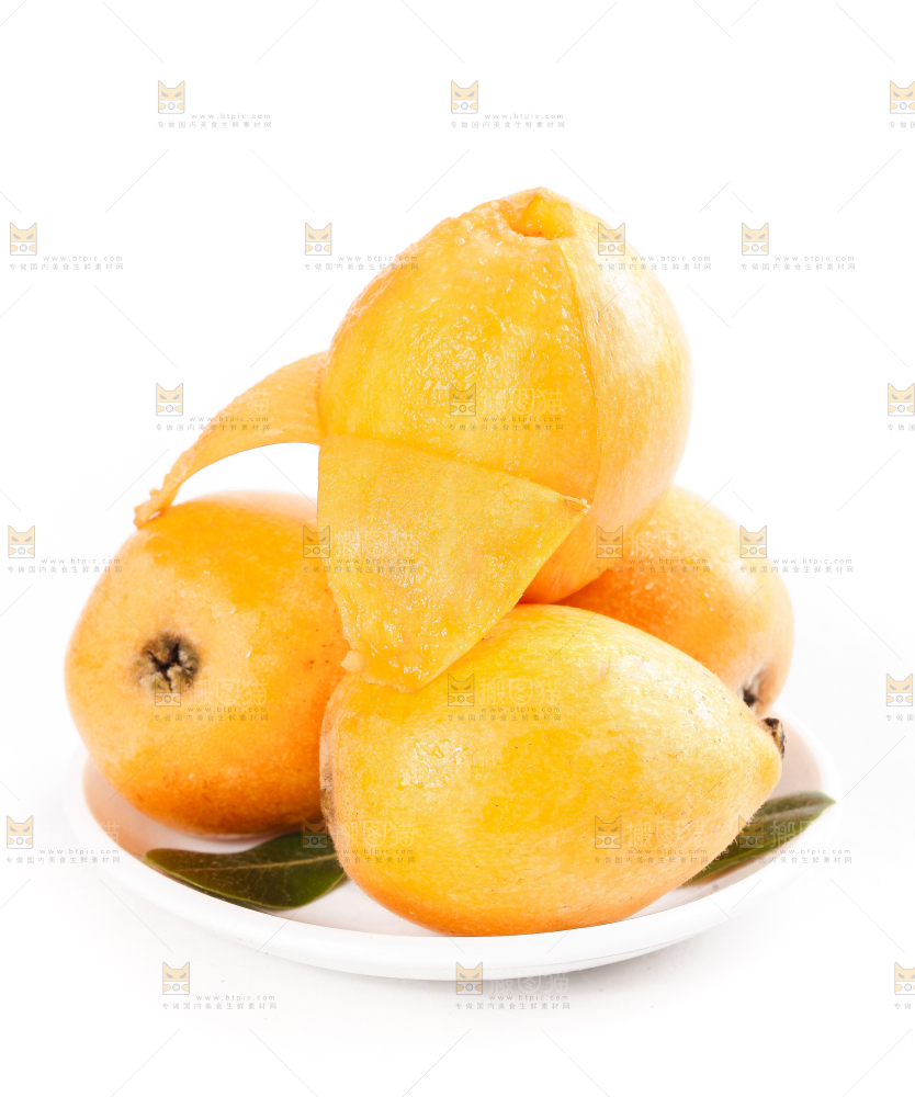 盘子里装着枇杷