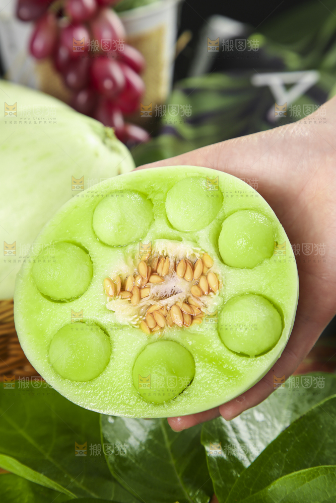 手里拿着玉菇香瓜