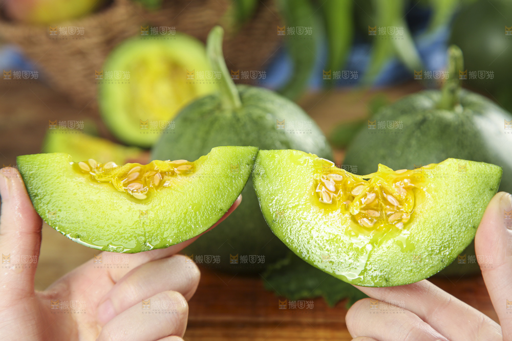 手里拿着绿宝石瓜