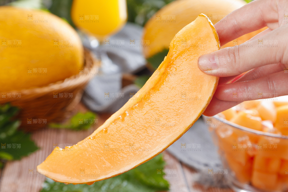 手里拿着冰火蜜瓜