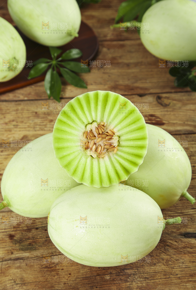 木底上摆放着绿肉香瓜