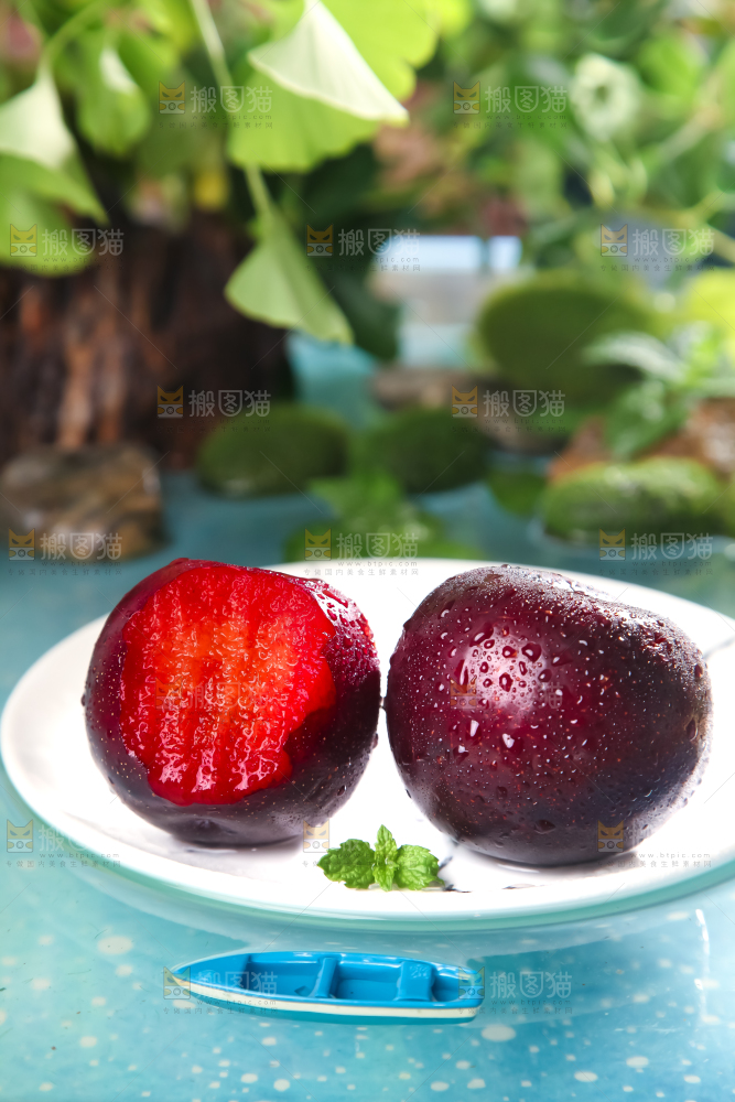 盘子里放着澳洲进口血丝李 