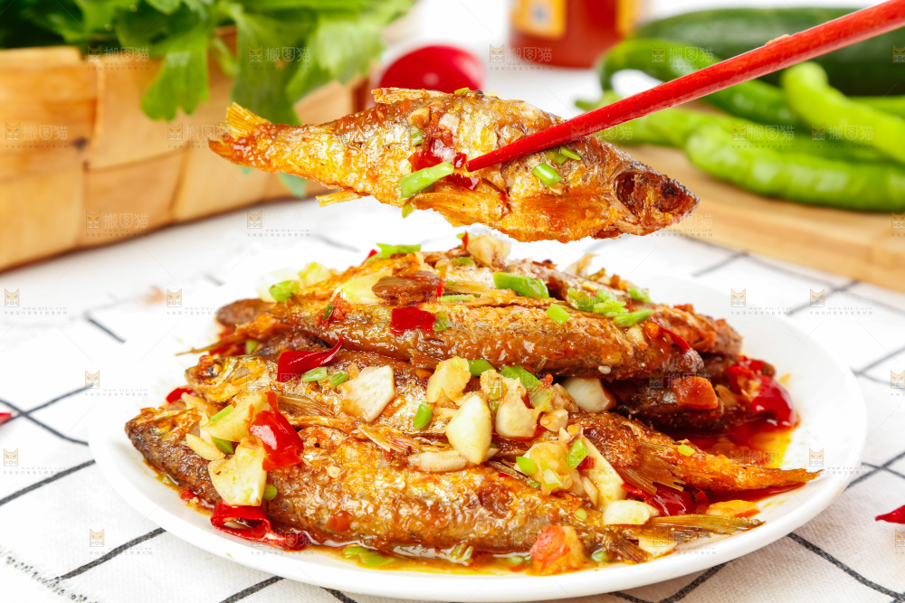 盘子里装着香煎小刁鱼