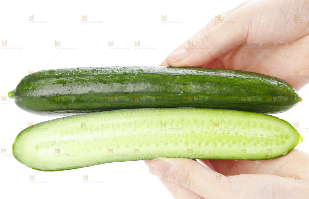 手里拿着嫩黄瓜