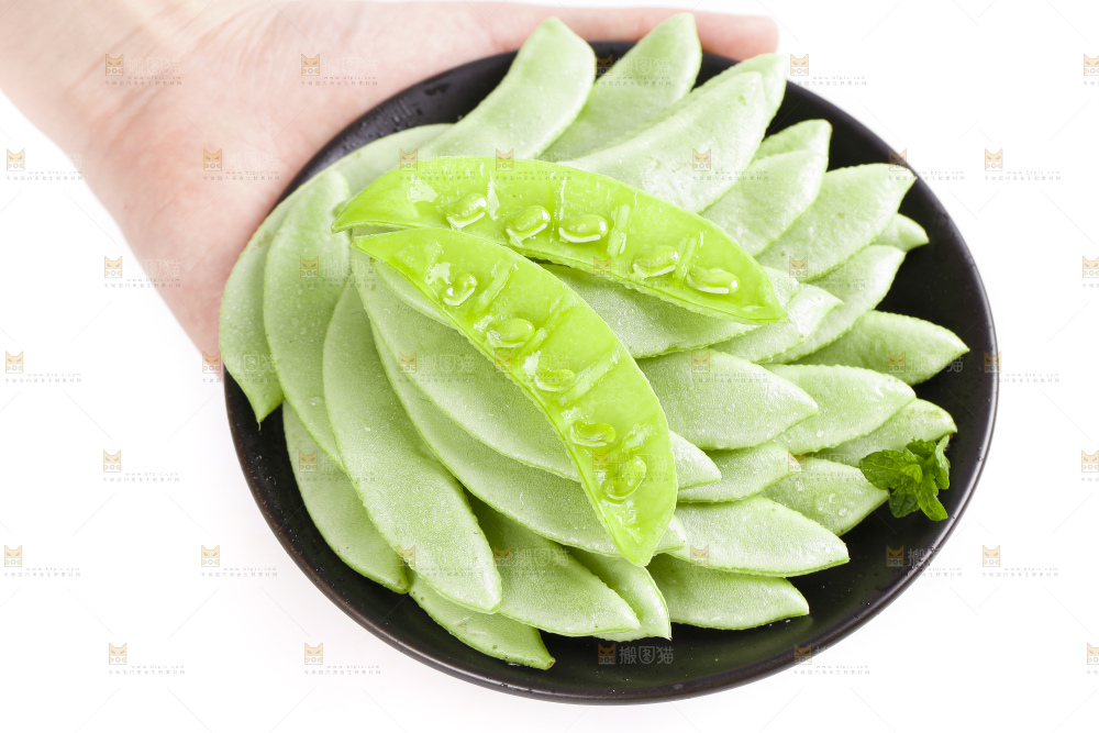 手里拿着一碟扁豆角