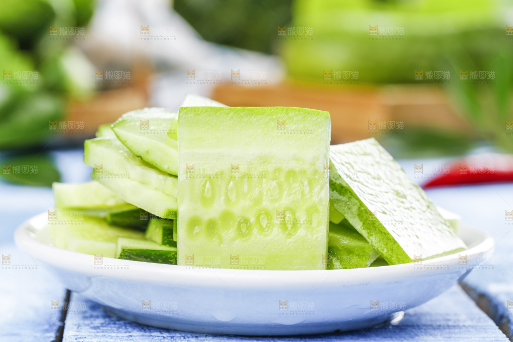 盘子里装着切片的黄瓜