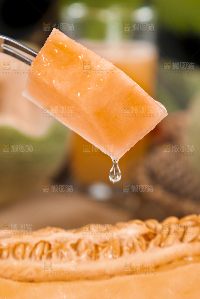 叉子叉着一块哈密瓜