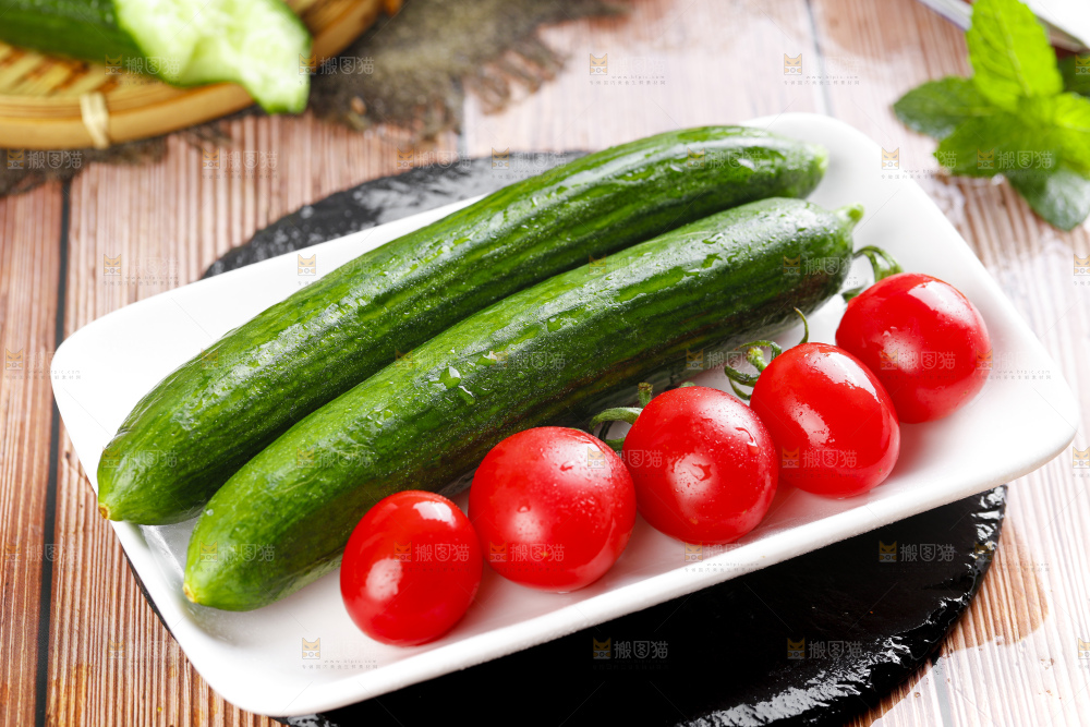 盘子里装着嫩黄瓜