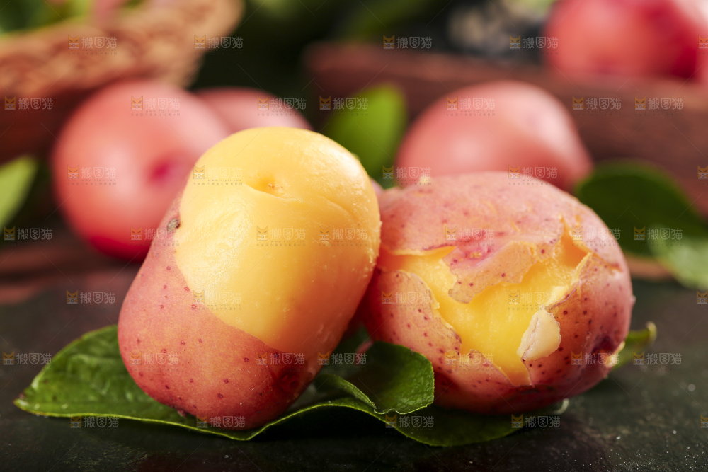 黑底上放着红皮黄心土豆