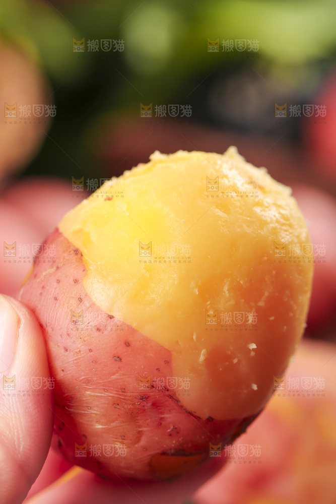 手里拿着土豆