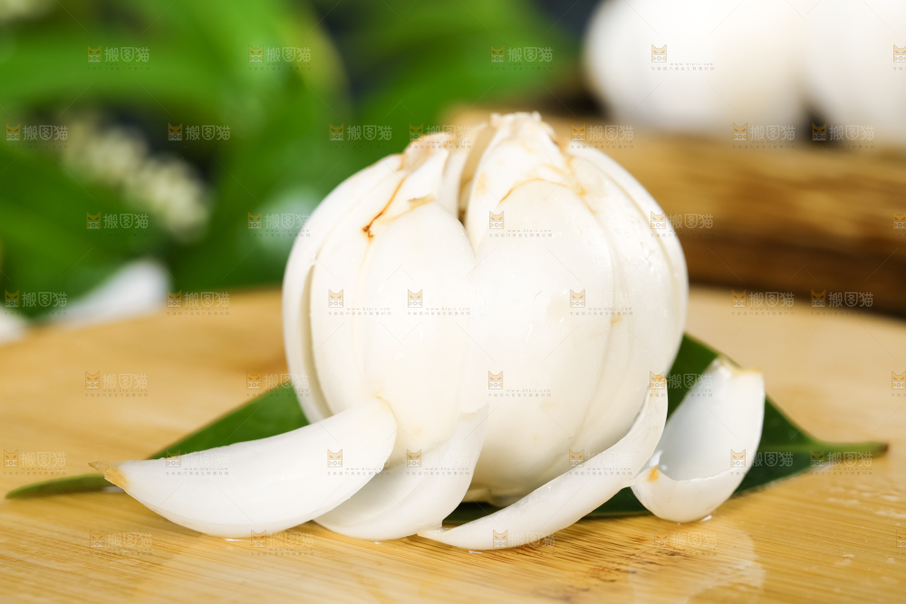 木板上摆放着鲜百合